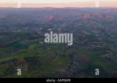 Luftaufnahme der Landschaft bei Sonnenuntergang in der Provinz Enna in der Nähe von Centuripe, Sizilien, Italien. Stockfoto