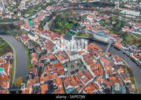 Aus der Vogelperspektive auf Cesky Krumlov, eine wunderschöne mittelalterliche Stadt an der Moldau in Südböhmen, Tschechien. Stockfoto