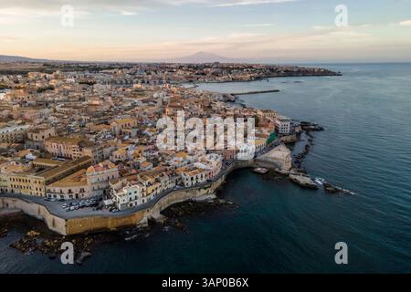 Luftaufnahme der Insel Ortigia mit dem Ätna im Hintergrund bei Sonnenuntergang in Syrakus, Sizilien, Italien. Stockfoto
