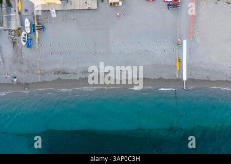 Luftaufnahme des Strandes in Erchie, Amalfiküste, Salerno, Kampanien, Italien. Stockfoto