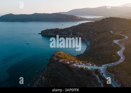 Luftaufnahme einer Straße entlang der Küste bei Sonnenuntergang auf der Insel Elba, Toskana, Italien. Stockfoto