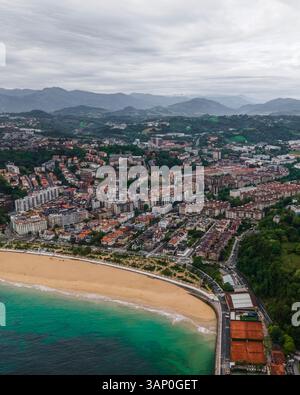 Luftaufnahme von Bahia de La Concha, Donostia, San Sebastian, Gipuzkoa, Baskenland, Spanien. Stockfoto
