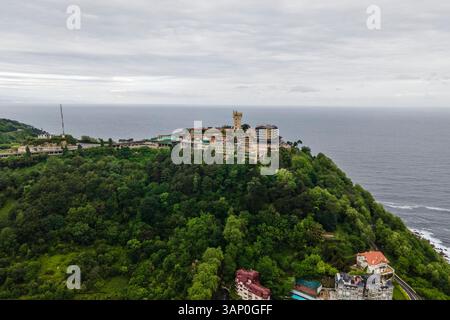 Luftaufnahme eines Schlosses auf dem Hügel in Donostia, San Sebastian, Gipuzkoa, Baskenland, Spanien. Stockfoto