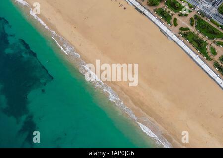 Luftaufnahme des Strandes von Ondarreta, Donostia, San Sebastian, Gipuzkoa, Baskenland, Spanien. Stockfoto