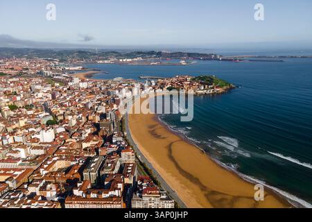 Luftaufnahme der Stadt Gijon entlang der Küste mit Playa de San Lorenzo, Asturien, Spanien. Stockfoto