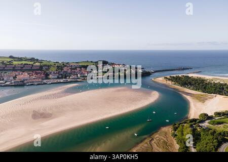 Luftaufnahme von Playa el Tostadero, San Vicente de la Barquera, Kantabrien, Spanien. Stockfoto