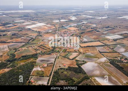Luftaufnahme von Cavaleiro kleines Township entlang der Küste in Vila Nova de Milfontes, Region Alentejo, Portugal. Stockfoto