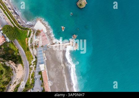 Luftaufnahme der Küste mit Strand in Vietri sul Mare, Amalfiküste, Salerno, Italien. Stockfoto