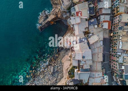 Von oben auf einen felsigen Strand entlang der Küste in Vernazza, Cinque Terre, Ligurien, Italien. Stockfoto
