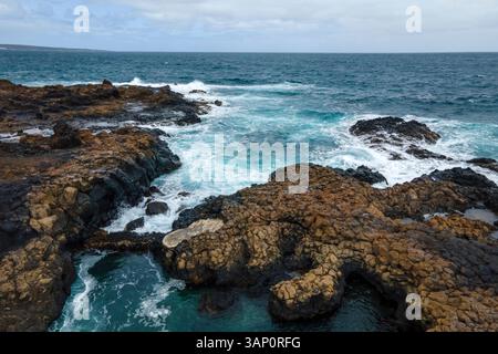 Luftaufnahme von natürlichen Wasserbecken entlang der Küste in Charco de Mala, Lanzarote, Kanarische Inseln, Spanien. Stockfoto