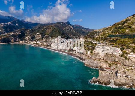Luftaufnahme der Stadt Maiori mit dem Torre Normanna, einem zerstörten Turm entlang der Amalfiküste, Salerno, Italien. Stockfoto