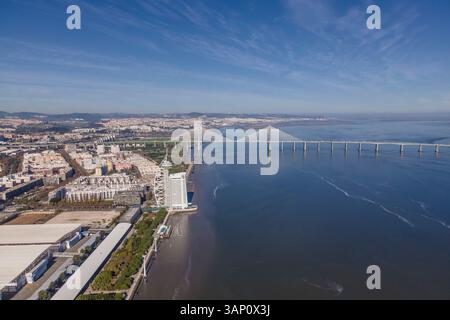 Aus der Vogelperspektive des Oriente-Viertels von oben, Blick auf die Vasco da Gama-Brücke über den Tejo in Lissabon, Portugal. Stockfoto