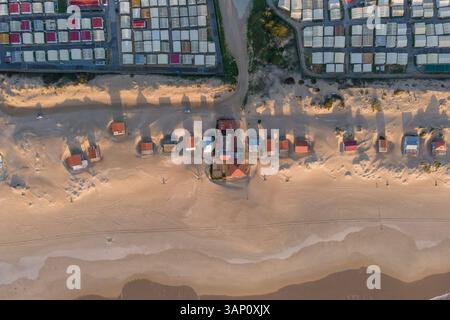 Luftaufnahme von kleinen Holzhäusern am Strand in Caparica, Setubal, Portugal. Stockfoto
