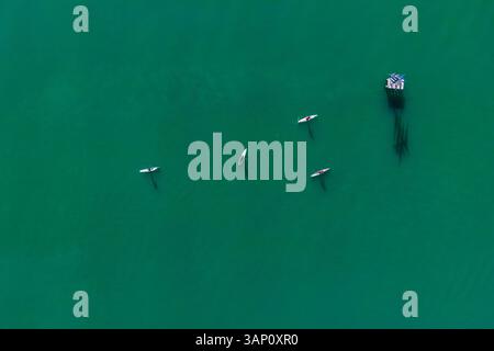 Luftaufnahme von Menschen, die Kajak fahren im Passignano sul Trasimeno See, Perugia, Italien. Stockfoto