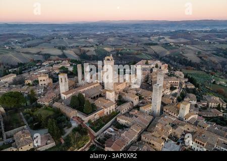 Luftaufnahme von San Gimignano, einer kleinen Altstadt mit mittelalterlichem Turm bei Sonnenuntergang, Siena, Toskana, Italien. Stockfoto