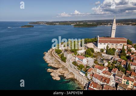 Luftaufnahme der Kirche der heiligen Euphemia in der Altstadt von Rovinj, Istrien, Kroatien. Stockfoto