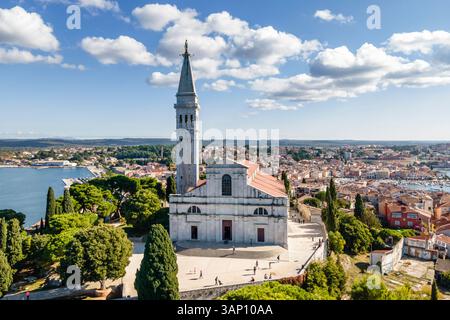 Luftaufnahme der Kirche der heiligen Euphemia in der Altstadt von Rovinj, Istrien, Kroatien. Stockfoto