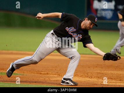 13. Mai 2011: Daniel Murphy (28), Infield-Spieler der New York Mets, macht sich beim dritten Inning des Major League Baseball-Spiels zwischen den Houston Astros und den New York Mets im Minute Maid Park in Houston (Texas) einen Hauch für den Out. (Bild: © Andrew Richardson/Cal Sport Media/ZUMAPRESS.com) Stockfoto