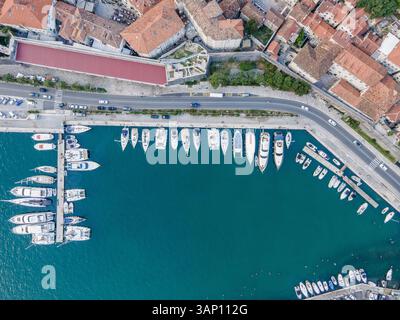 Luftaufnahme des Hafens von Kotor entlang der Bucht von Kotor in Montenegro. Stockfoto