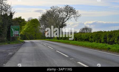A361 Landstraße, die im Frühjahr durch die Landschaft von Somerset führt Stockfoto