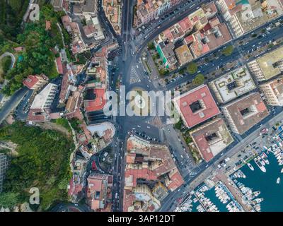 Luftaufnahme eines Kreisels mit Fahrzeugen in der Innenstadt von Neapel, Neapel, Kampanien, Italien. Stockfoto