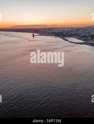 Panorama-Luftaufnahme des Belem-Viertels entlang des Flusses Tejo bei Sonnenuntergang in der Innenstadt von Lissabon, Lissabon, Portugal. Stockfoto