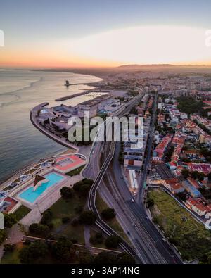 Panorama-Luftaufnahme des Belem-Viertels entlang des Flusses Tejo bei Sonnenuntergang in der Innenstadt von Lissabon, Lissabon, Portugal. Stockfoto