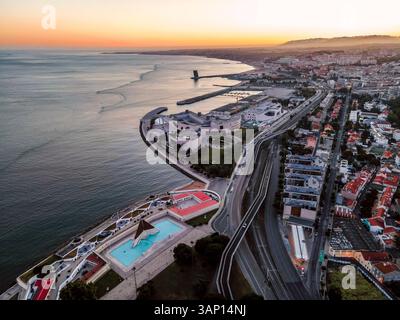 Panorama-Luftaufnahme des Belem-Viertels entlang des Flusses Tejo bei Sonnenuntergang in der Innenstadt von Lissabon, Lissabon, Portugal. Stockfoto