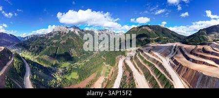 Blick aus der Vogelperspektive auf die malerische Berglandschaft mit Eisenerzbergwerk und Steingrube, Erzberg, Steiermark, Österreich. Stockfoto