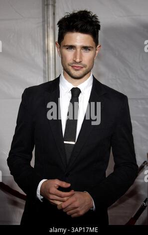 HOLLYWOOD, KALIFORNIEN - 7. DEZEMBER 2009: Matt Dallas bei der Premiere von „The Lovely Bones“ in Los Angeles am 7. Dezember 2009 im Grauman's Chinese Theater in Hollywood, USA. Stockfoto