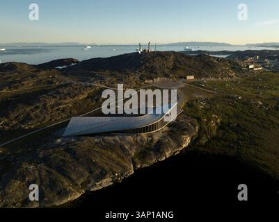 Luftaufnahme von der Drohne auf das Ice Fjord Centre bei Sonnenaufgang mit Blick auf die Lagune, Ilulissat, Grönland. Stockfoto