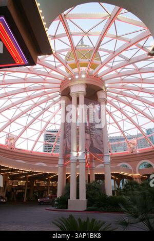 16. MAI 2011: Der Eingang der Sahara. Das Sahara Hotel-Casino schließt nach 59 Jahren Betrieb auf dem Las Vegas Strip in Las Vegas, NV. Das 1.720-Zimmer Sahara wurde 1952 eröffnet und gehörte zu den letzten Kasinos aus der Zeit des Rat Pack auf dem Strip (Credit Image: © Josh Holmberg/Cal Sport Media/ZUMAPRESS.com) Stockfoto