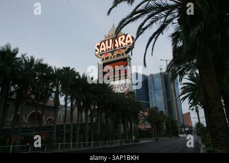 16. MAI 2011: Das Zeichen der Sahara aus der Mitte des Streifens. Das Sahara Hotel-Casino schließt nach 59 Jahren Betrieb auf dem Las Vegas Strip in Las Vegas, NV. Das 1.720-Zimmer Sahara wurde 1952 eröffnet und gehörte zu den letzten Kasinos aus der Zeit des Rat Pack auf dem Strip (Credit Image: © Josh Holmberg/Cal Sport Media/ZUMAPRESS.com) Stockfoto