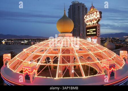 16. MAI 2011: Das Sahara Hotel-Casino, das hier bei Sonnenaufgang gesehen wird, wird nach 59 Jahren Betrieb auf dem Las Vegas Strip in Las Vegas, NV geschlossen. Das 1.720-Zimmer Sahara wurde 1952 eröffnet und gehörte zu den letzten Kasinos aus der Zeit des Rat Pack auf dem Strip (Credit Image: © Josh Holmberg/Cal Sport Media/ZUMAPRESS.com) Stockfoto