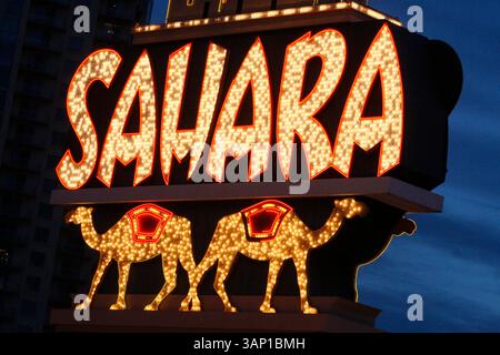 16. MAI 2011: Das Zeichen der Sahara zu Beginn ihres letzten Betriebstages. Das Sahara Hotel-Casino schließt nach 59 Jahren Betrieb auf dem Las Vegas Strip in Las Vegas, NV. Das 1.720-Zimmer Sahara wurde 1952 eröffnet und gehörte zu den letzten Kasinos aus der Zeit des Rat Pack auf dem Strip (Credit Image: © Josh Holmberg/Cal Sport Media/ZUMAPRESS.com) Stockfoto