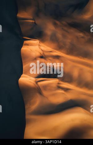 Aus der Vogelperspektive der riesigen orangen kurvigen Dünen in der Wüste, Dune 7, Walvis Bay, Namibia. Stockfoto