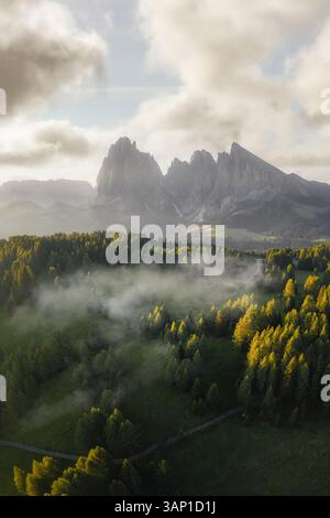 Aus der Vogelperspektive an einem nebeligen Morgen auf der Seiser Alm mit Nebel, Seiser Alm, Dolomiten, Italien. Stockfoto