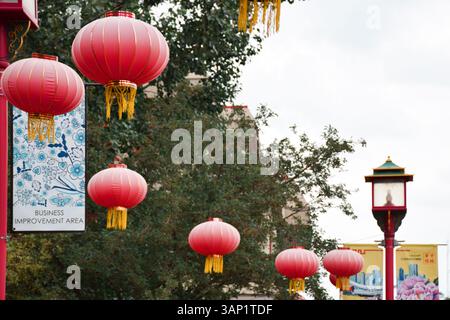 Rote chinesische Laternen hängen im August 2021 in Chinatown in Calgary Alberta Kanada Stockfoto