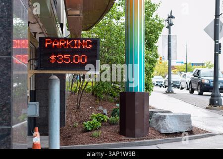 Niagara Falls, Ontario, Kanada - 23. Mai 2022: Parkplatzschild für 35 $ in der Innenstadt von Niagara Stockfoto