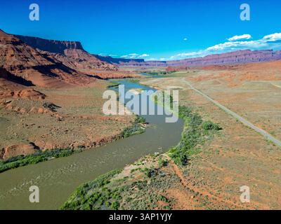 Blick aus der Vogelperspektive auf den Colorado River und die Wüstenschlucht, Moab, Utah, USA. Stockfoto