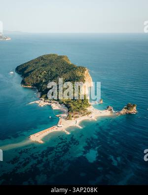 Blick aus der Vogelperspektive auf die wunderschöne Insel Sveti Nikola mit türkisfarbenem Wasser und Sandstränden, Budva Gemeinde, Montenegro. Stockfoto