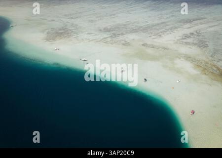 Blick aus der Vogelperspektive auf die Kaneohe Sandbar mit Booten vor Anker auf Ahu Olaka Island, Kaualuu, Hawaii, USA. Stockfoto