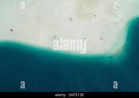 Blick aus der Vogelperspektive auf die Kaneohe Sandbank mit Booten, die entlang der Küste ankern, Temple Valley, Hawaii, USA. Stockfoto