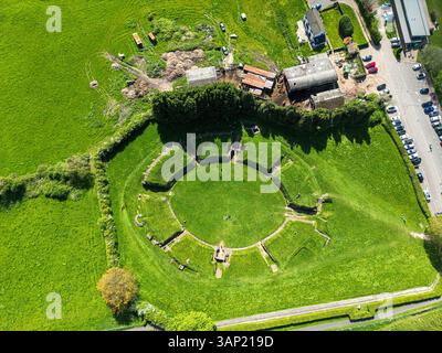 Luftaufnahme der römischen Amphitheater-Ruinen und des Parkplatzes in Caerleon, Newport, Wales, Großbritannien. Stockfoto