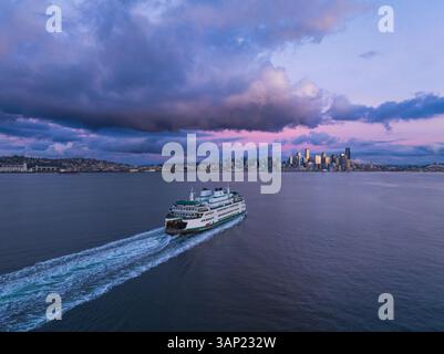 Blick aus der Vogelperspektive auf die wunderschöne Skyline über Elliot Bay mit der Washington State Ferry in der Abenddämmerung, Seattle, USA. Stockfoto