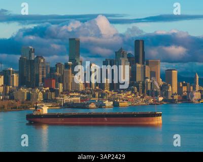 Blick aus der Vogelperspektive auf die wunderschöne Skyline mit Getreideschiff in Elliot Bay, Seattle, USA. Stockfoto