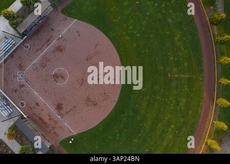 Aus der Vogelperspektive eines pulsierenden Softball-Diamanten mit Spielern in Aktion, Haydu Park, Cowlitz County, USA. Stockfoto