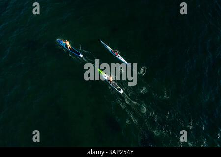Aus der Vogelperspektive von Paddleboardern, die auf dem Wasser rasen, Shilshole Bay, Seattle, USA. Stockfoto
