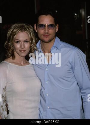 18. APRIL 2002 - HOLLYWOOD, CA, USA - K24756EG: SCORPION KING PREMIERE. UNIVERSAL HOLLYWOOD STUDIO, UNIVERSAL HOLLYWOOD, CA 17.04.2002. JENNIE GARTH UND PETER FACINELLI. ED GELLER/ 2002(Bild: © Globe Photos/ZUMAPRESS.com) Stockfoto