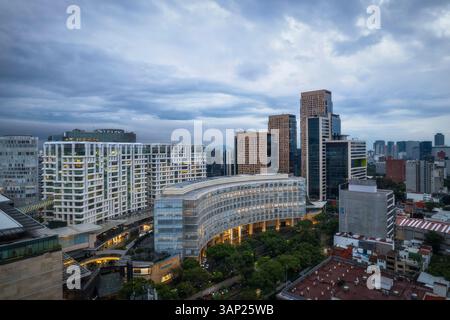 Blick aus der Vogelperspektive auf die moderne Skyline und die urbane Landschaft mit wunderschönen Gebäuden in Polanco, Miguel Hidalgo, Mexiko-Stadt. Stockfoto